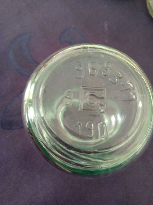 Бурканчета с винт от бебешки пюрета за детска кухня.