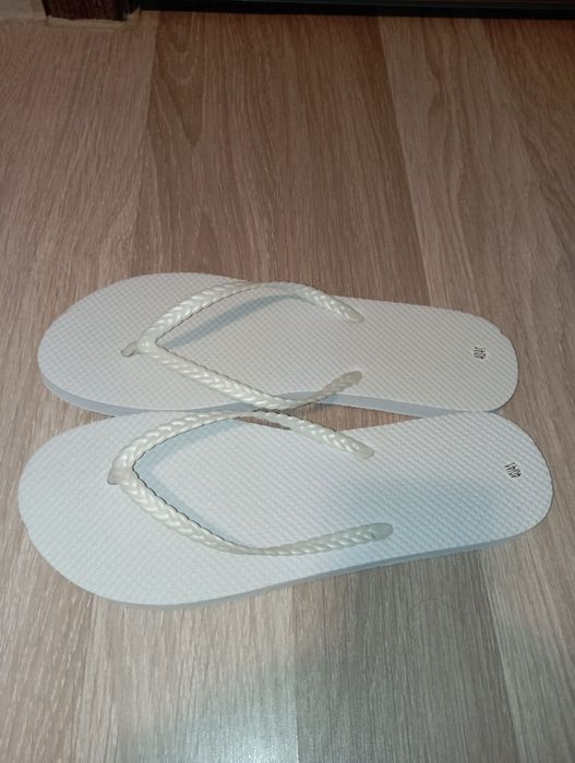 Papuci albi noi femei