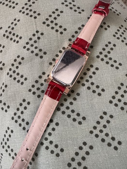 Часы с красным ремешком