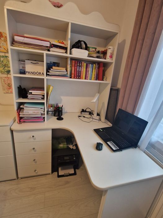 Mobila tineret albă.