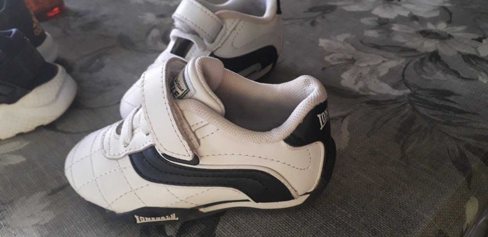 Пантофи 21 номер и маратонки Lonsdale 21,5 номер