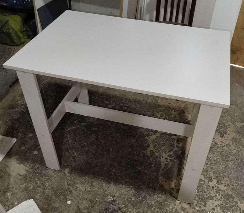 Стол кухонный легкий. Размеры 90х75х60см.