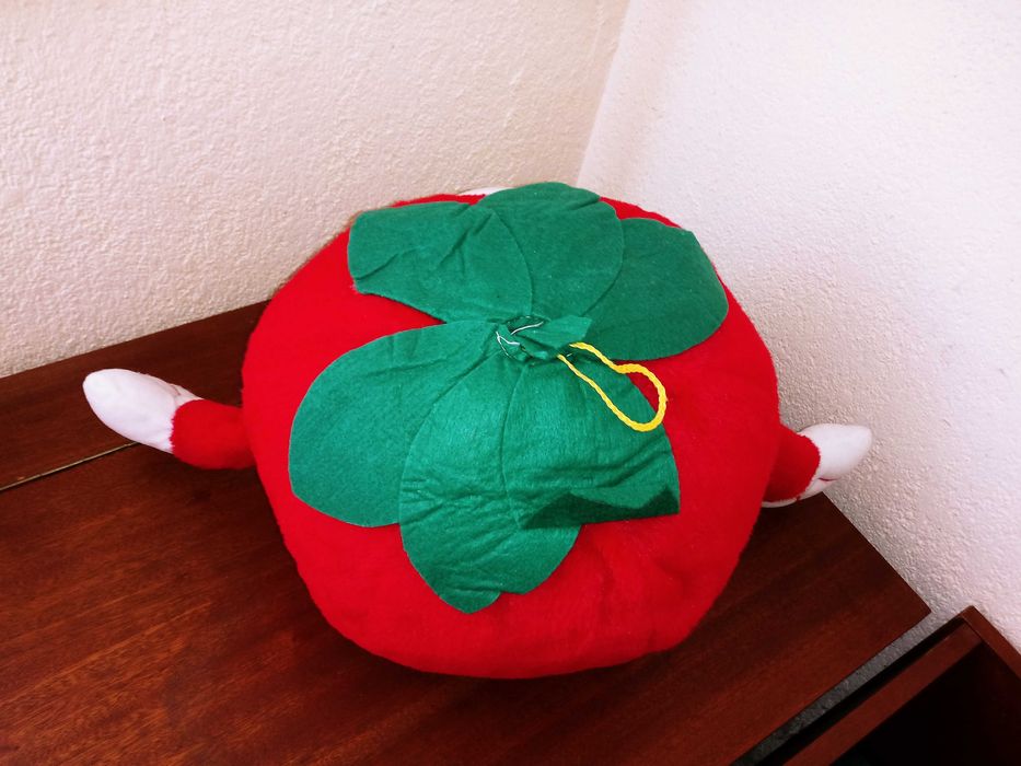 Голяма плюшена играчка ягода с ръчички и краченца