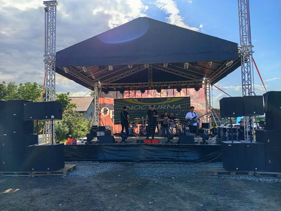 Scenă modulară 9x7 m, cu acoperiș în 2 ape