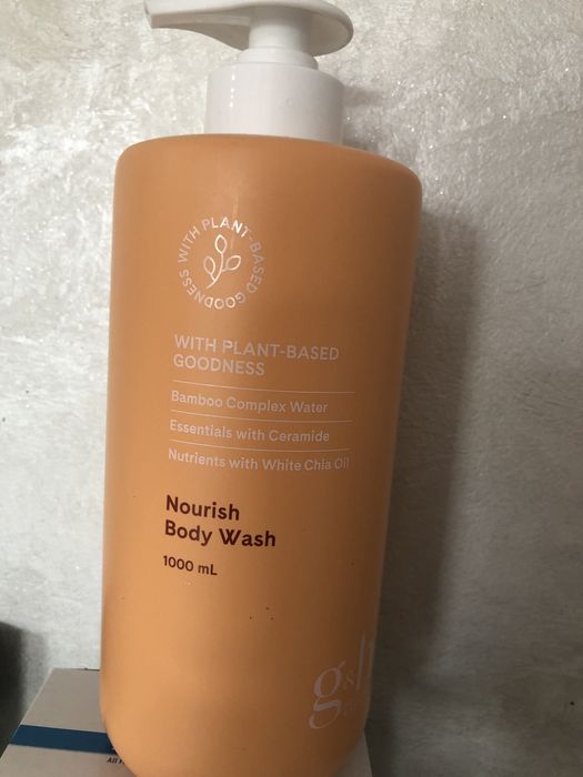 Gel de dus Amway Nourish 1000ml potrivit pentru piele sensibila