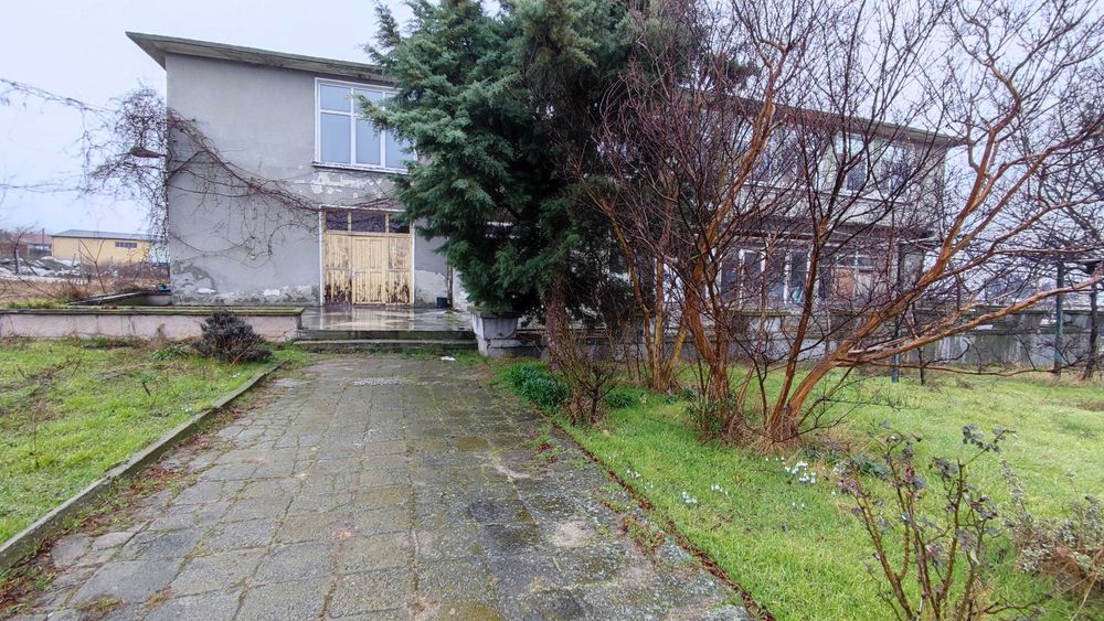 Под наем сграда 600кв.м със склад и 11 офиса терен 2.2дка