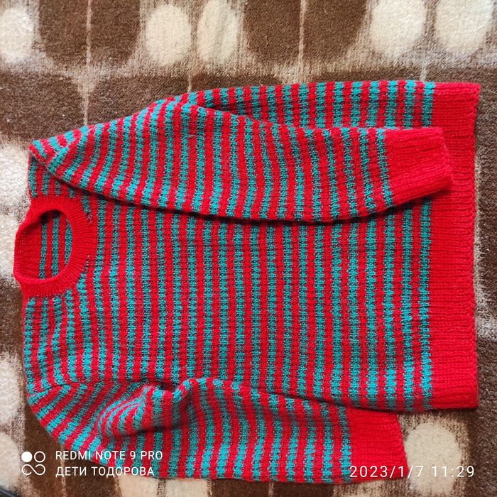 Продавам чисто нови вълнен елек и пуловер.