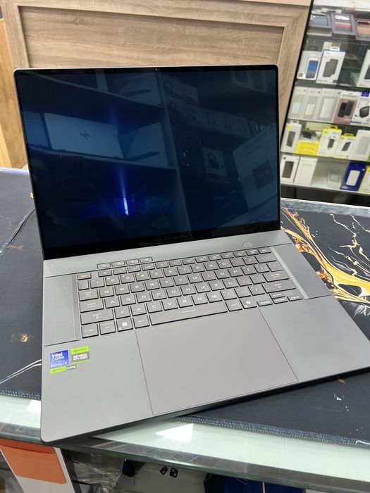 ASUS ROG Zephyrus G16 Ultra 9-285H