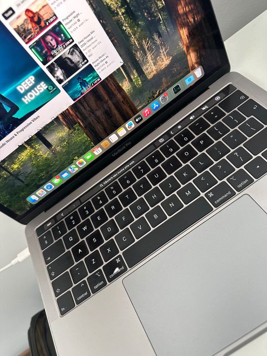 MacBook Pro 2019, 13-inch, Two Thunderbolt 3 ports, 1,4 GHz Intel Core I5 patru nuclee, 8 GB RAM 2133 MHz LPDDR3, Intel Iris Plus Graphics 645 1536 MB
