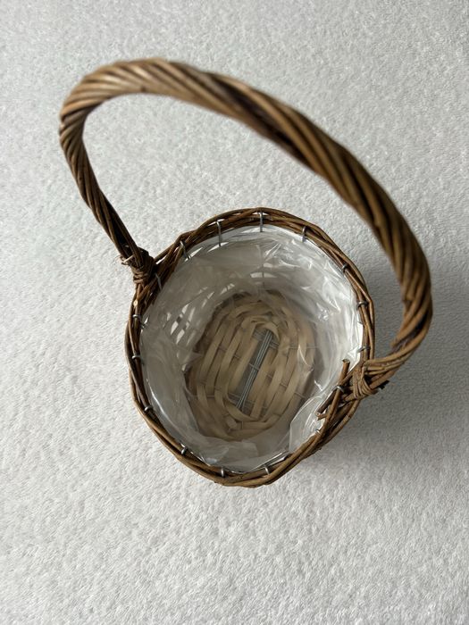 Малка плетена кошница