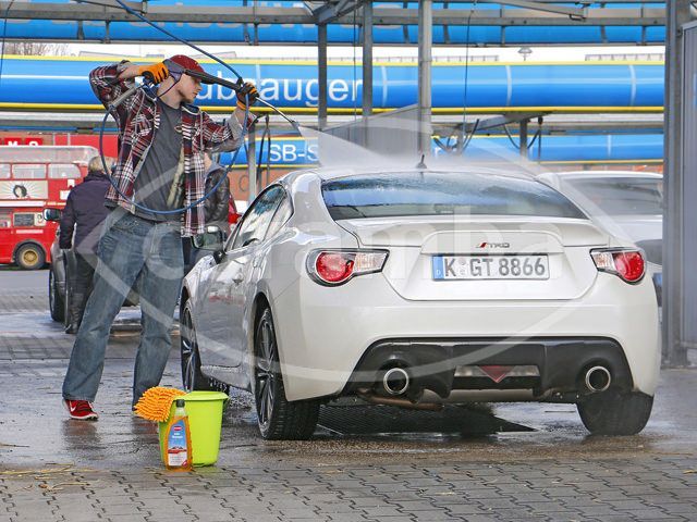 Sampon auto concentrat Caramba 1 litru, cu efect de stralucire si efect de perle Curatare rapida si temeinica cu functie de protectie. Sampon auto cu