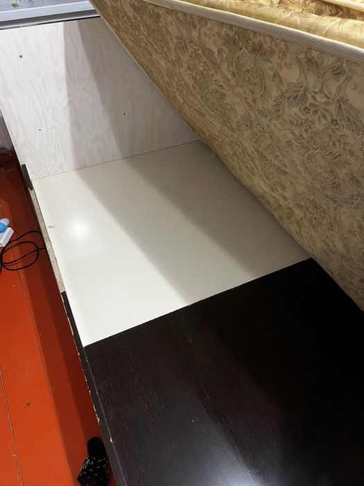 1 спальная кровать с матрасом