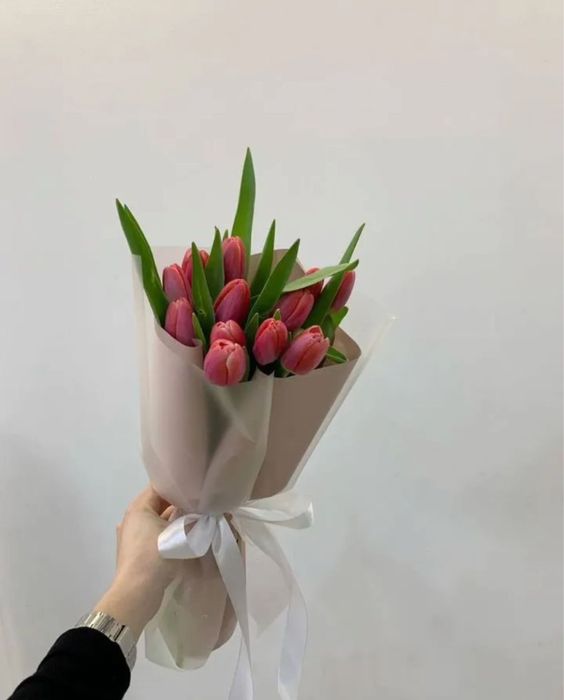 Букеты тюльпанов с оформлением