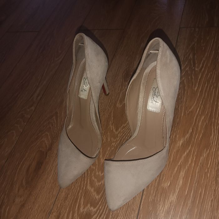 Pantofi stiletto decupati intr-o parte