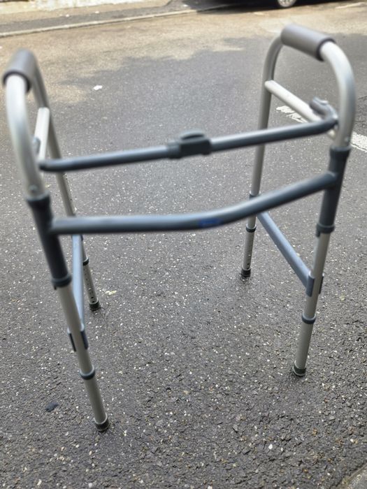 Cadru de mers este un dispozitiv medical proiectat pentru a oferi libe