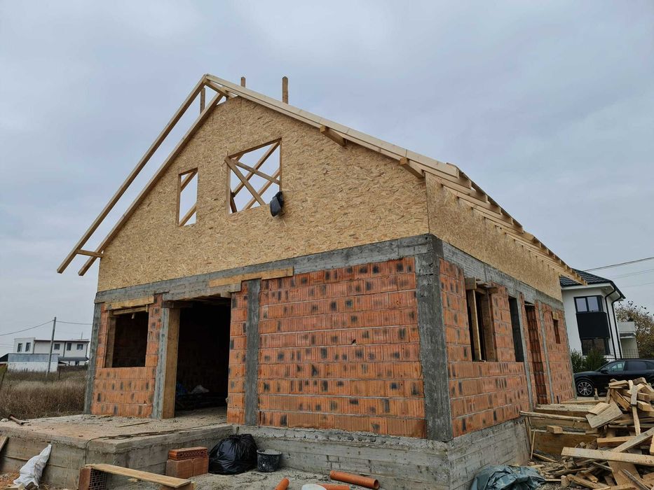 Constructii case la rosu si la cheie