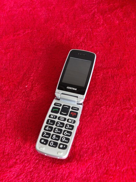 Telefon cu clapeta cu display dublu