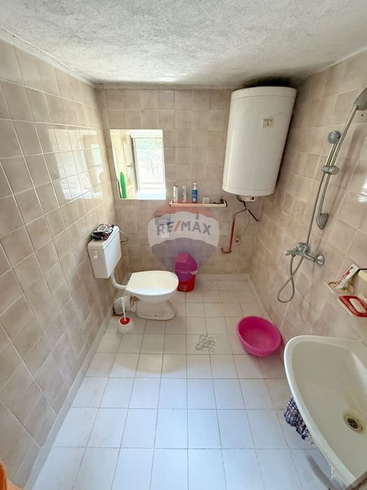 Къща с гараж за продажба в с.Кичево