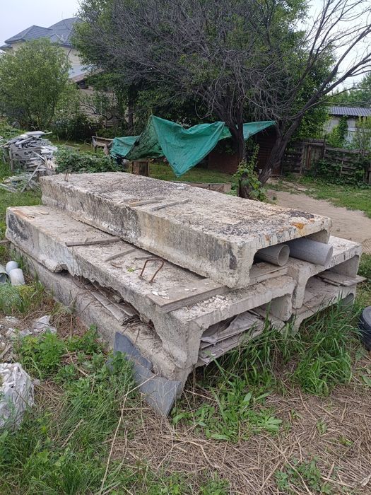 Бетонные  плиты.