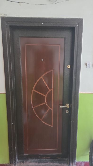 Usa metalica de apartament