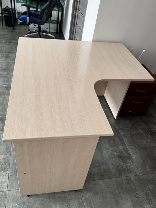 Столы белые офисные