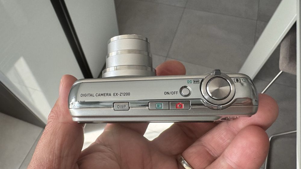 Vand aparat foto digital Casio , imprima data pe poza .