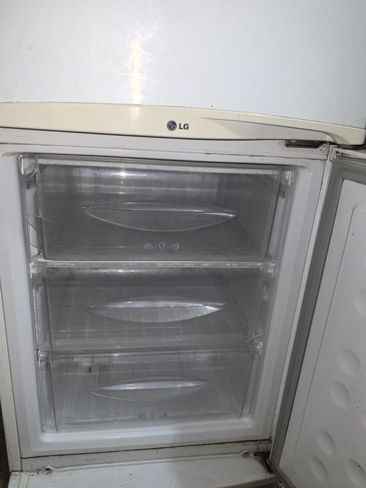 Продам рабочий холодильник Б/У