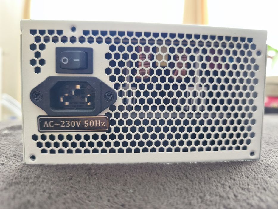 Sursă PC AQIRYS Pulsar LS White, 550W, 80 PLUS, cabluri albe – Impecabilă