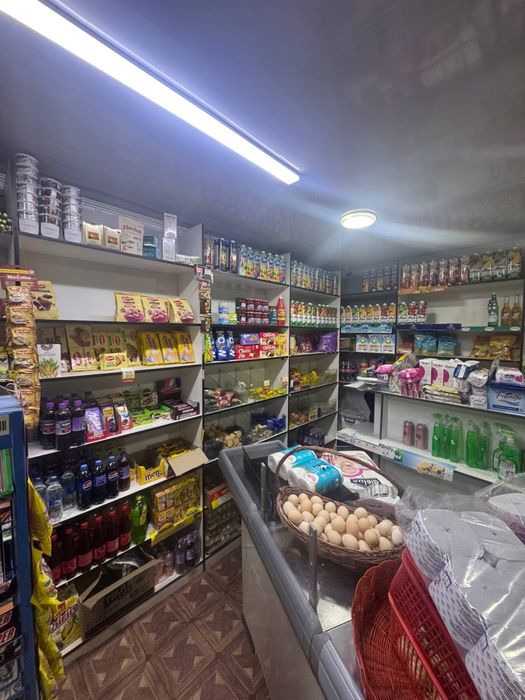 Do'konlar uchun vitrina skaflar