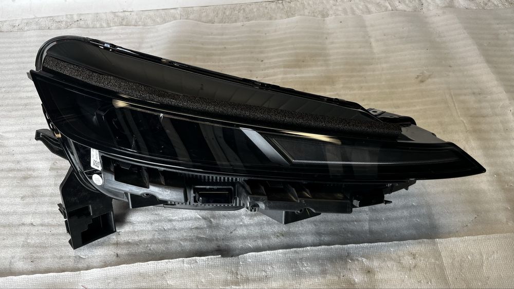 Tesla Y 2025 десен фар