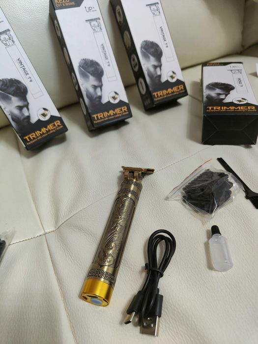 Mașină de tuns profesională cu display, accesorii și design elegant