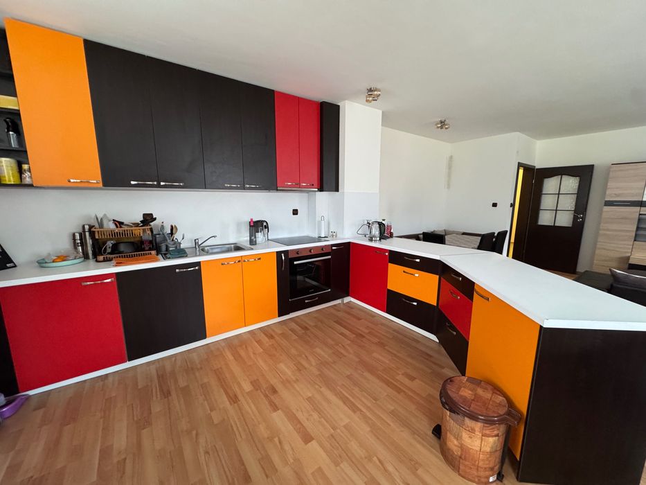 Дава се под наем Тристаен апартамент в София, Хладилника - 100 кв.м за 947.58 € - Снимка #2