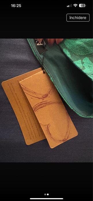 Rochie de seara verde smarald  cu  despicatura ampla pe picior.