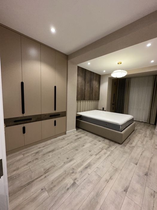 Продается 3х ком. кв-ра, 1-эт, банковская, ор-р: рест-н “Visol”, 120м²