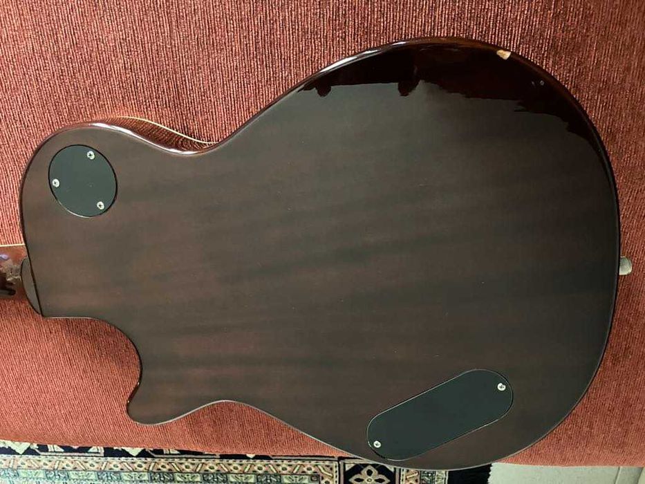 Продава Ел.китара Gretsch.С твърд калъф .