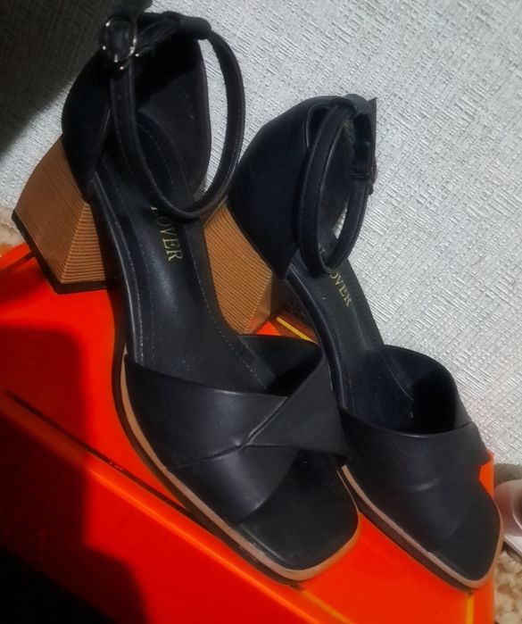 Ayollar uchun ochiq tufli 36 razmer, qulay