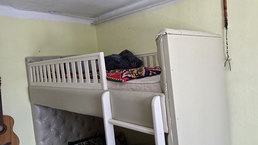 Двух ярусный кровать