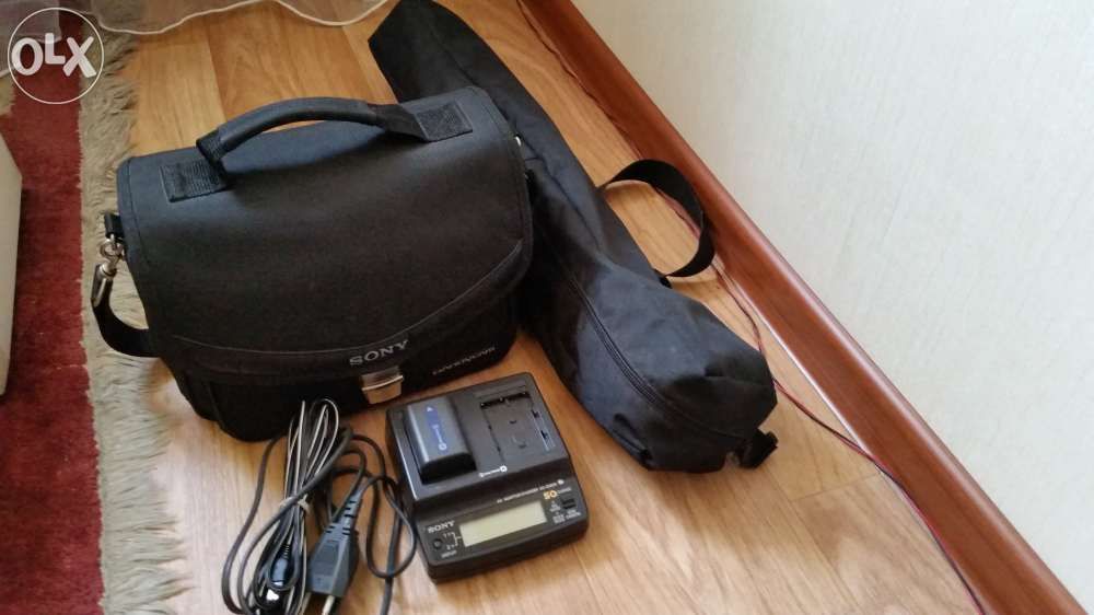 Полупрофессиональная камера Sony HDR-HC1E