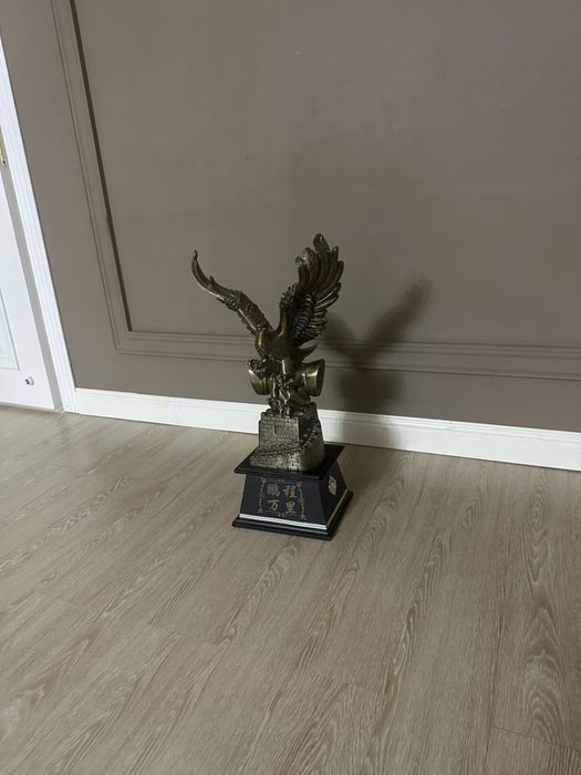 Сувенирная статуэтка в виде орла.