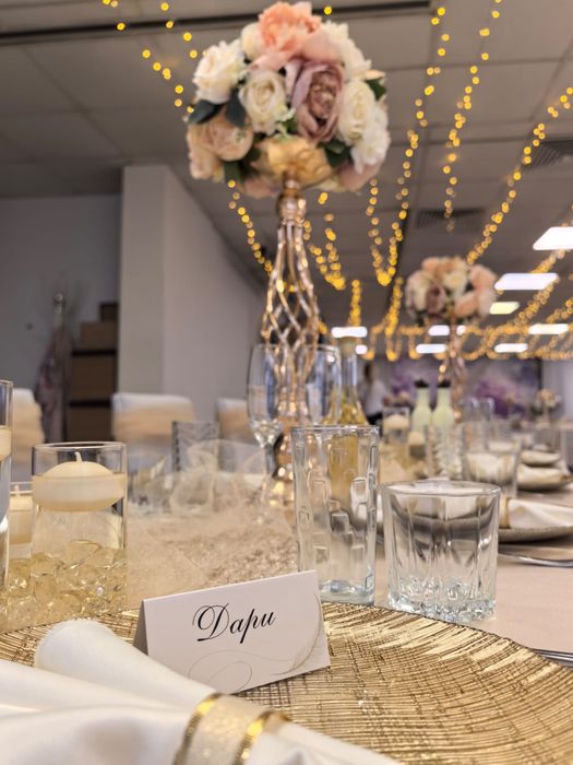 Подложни чинии, свещници, текстилни салфетки и цветя под наем