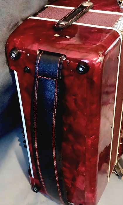 Vând acordeon Parrot cu 72 bași basi