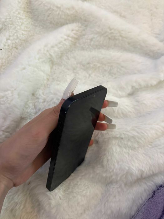 iPhone 12, funcțional, dar cu defecte.