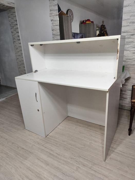 Стол для рецепшн