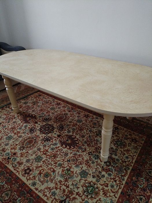 Продается стол гостинный