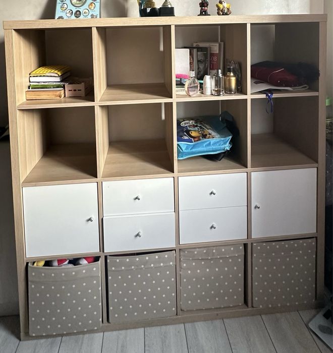 Стеллаж Ikea с ящиками.