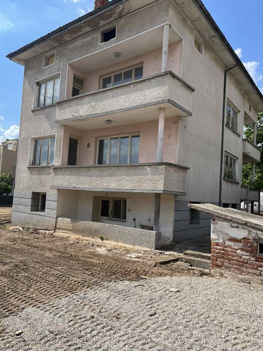 Голяма къща в град Хисаря + 900 кв.м двор от собственик