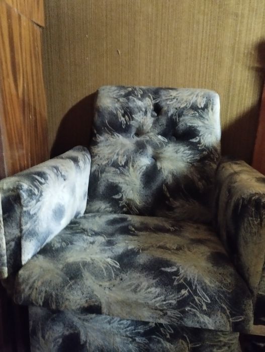 Ъглов диван,фотьойли,табуреткии масички