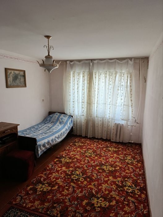 Продам чиланзар 8.  Трёх комнатная .  Балкон 2*6