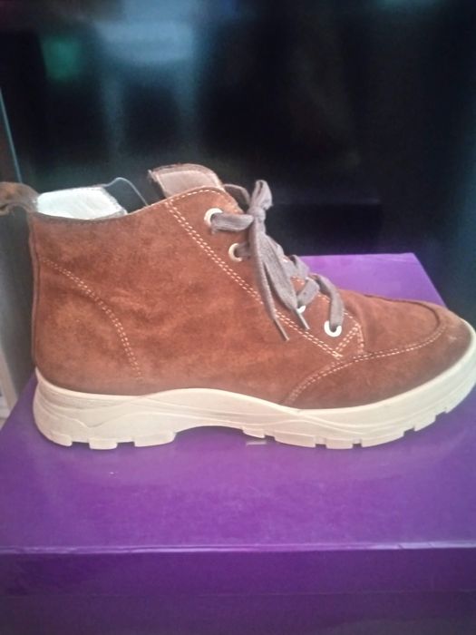 Продаю ботинки женские зимние