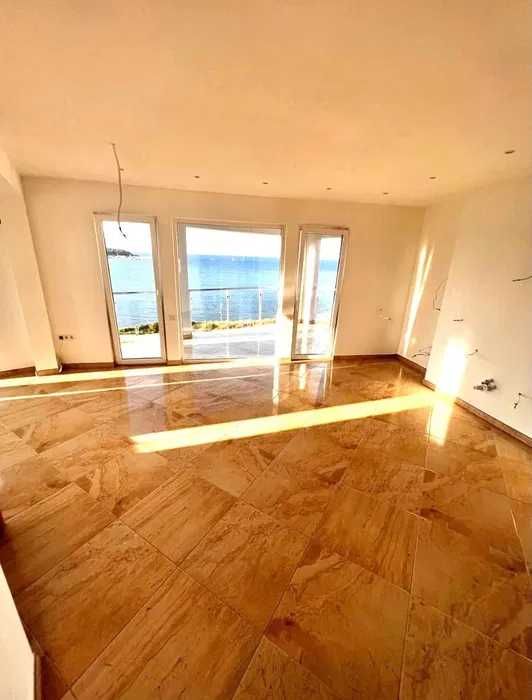 Продава се Тристаен апартамент в Царево - 147 кв.м за 1402 €/кв.м - Снимка #1